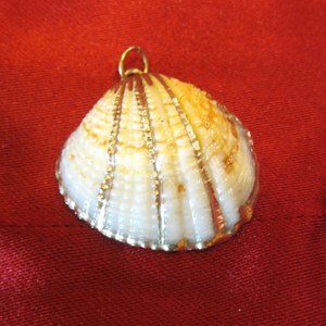 VTG WHITE & TAN cOCKLEAR SCALLOP SHELL PENDANT W/GOLD PAINTED ACCENTS